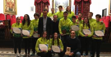 El Ayuntamiento rinde homenaje a deportistas del Club Natación Tenis de Elche y al nadador de aguas abiertas José Luis Larrosa