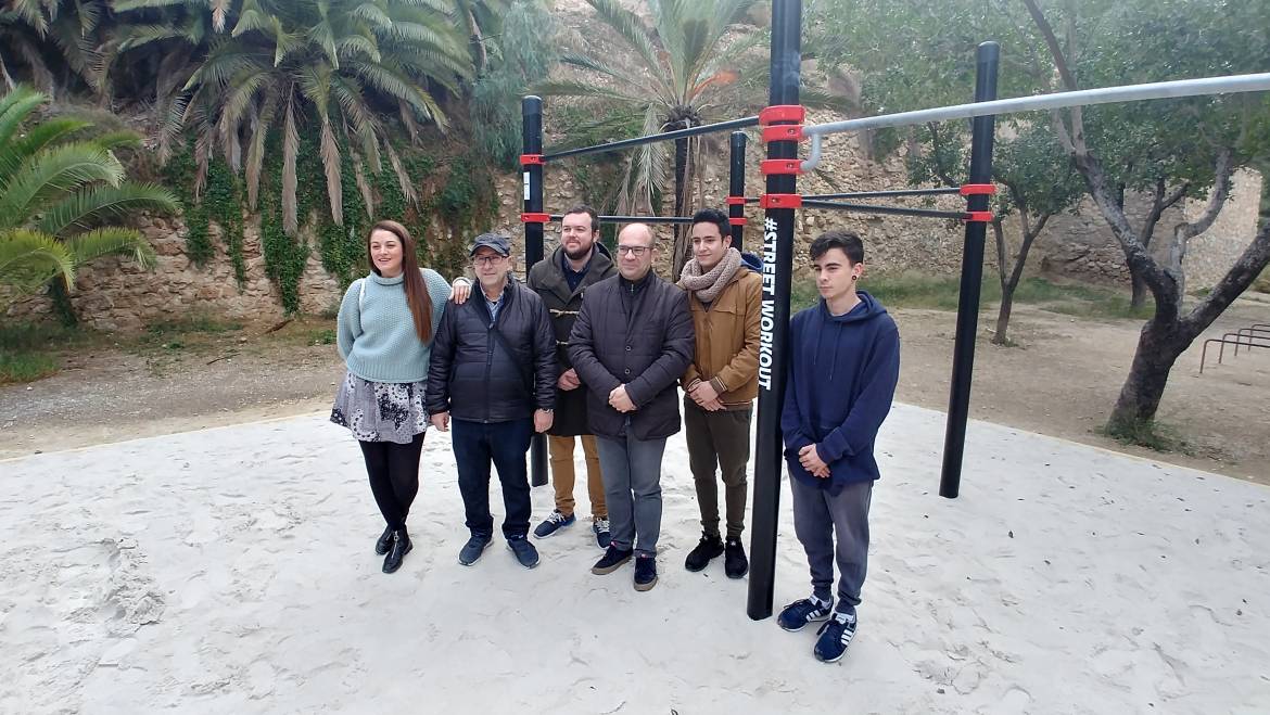 El Ayuntamiento inaugura una zona de juegos calisténicos en la ladera del río Vinalopó