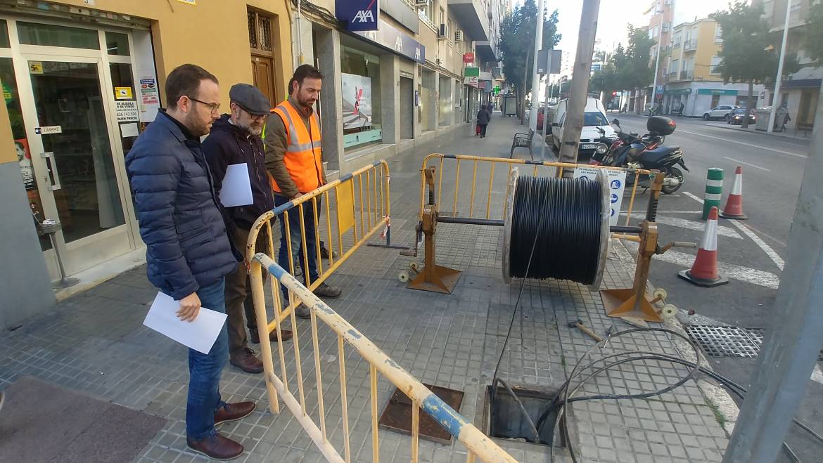 Mantenimiento instala un semáforo en el cruce de Avenida de Alicante con Hermanos López y otro en Doctor Sapena con Antonio Pascual Quiles