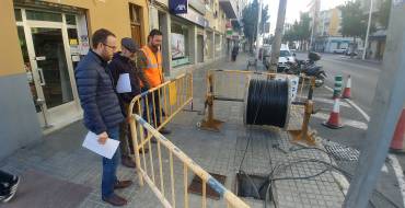 Mantenimiento instala un semáforo en el cruce de Avenida de Alicante con Hermanos López y otro en Doctor Sapena con Antonio Pascual Quiles