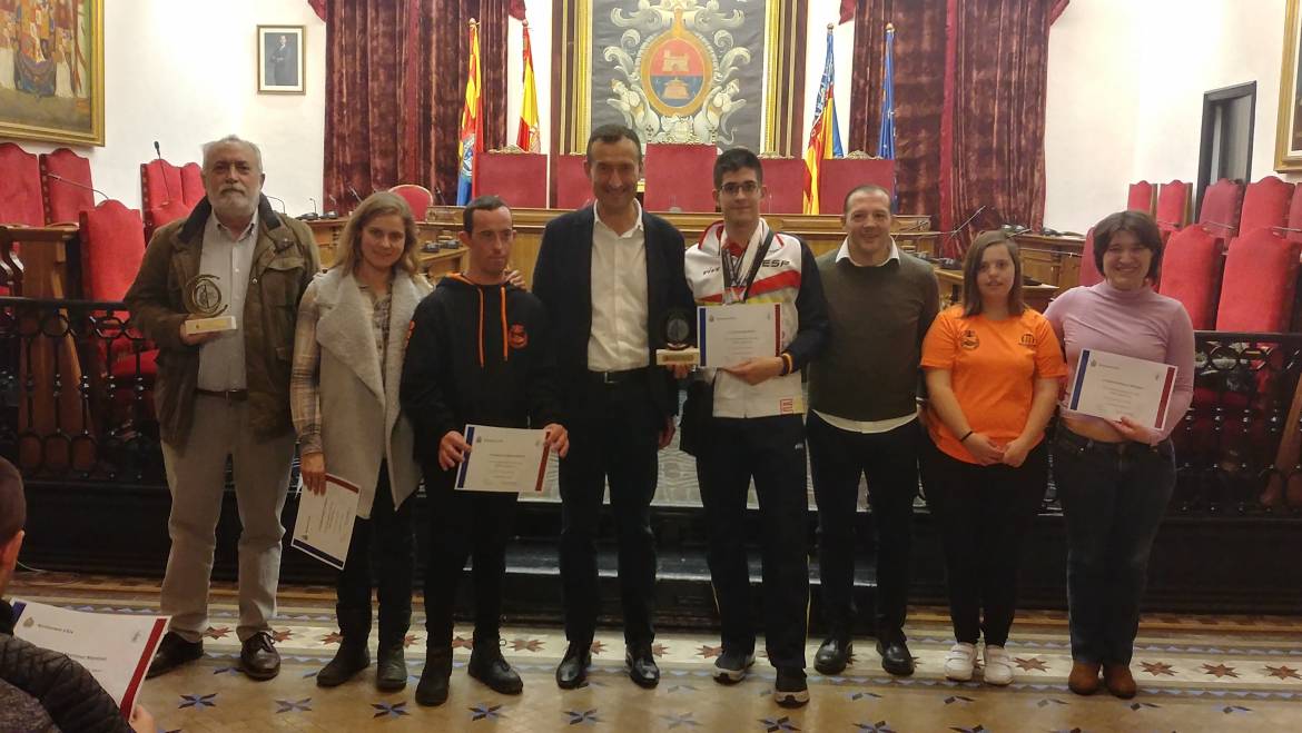 L’alcalde i el regidor d’Esports reben el nadador Luis Paredes i el Club Natació Elx