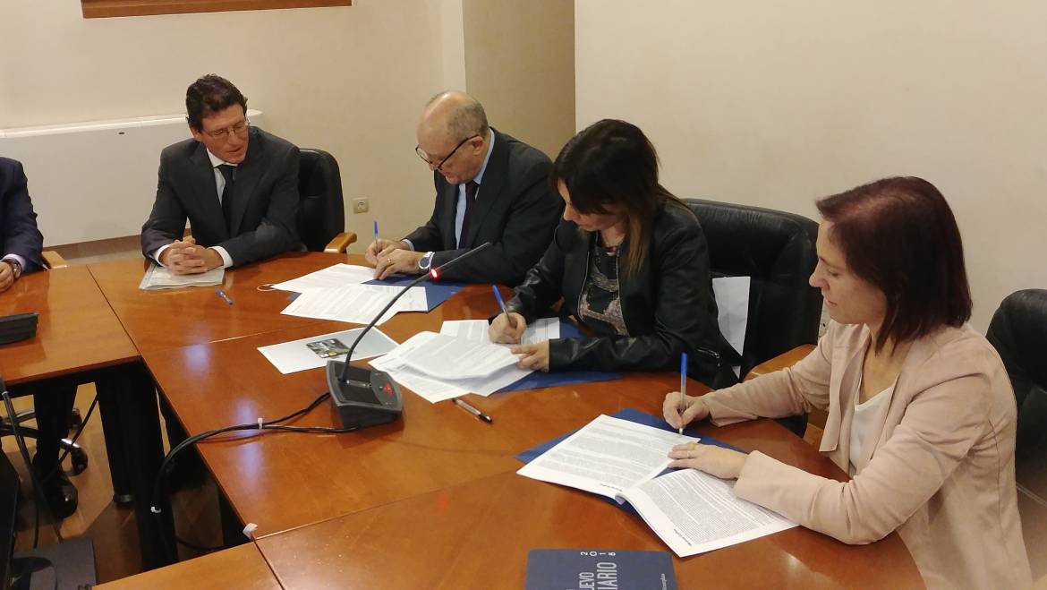 Prop de 3.000 famílies sense recursos es beneficiaran de la targeta social impulsada per l’Ajuntament