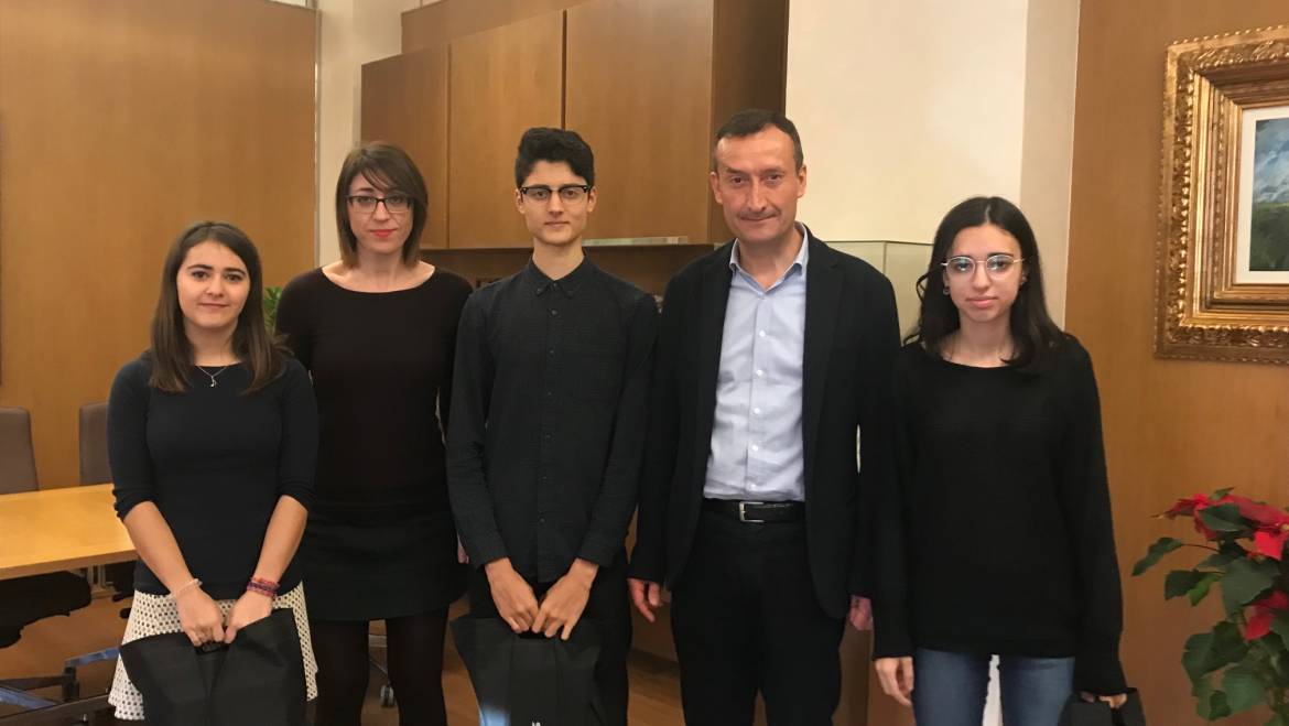 L’alcalde rep als tres il·licitans de l’Orquestra de Joves de la Província d’Alacant