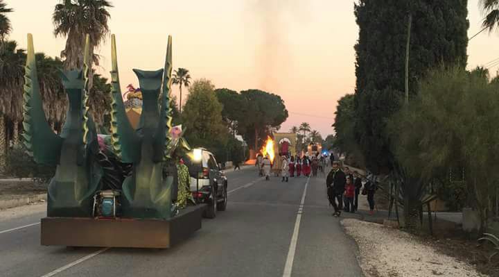 Un agent evita un ofegament en la cavalcada de Matola