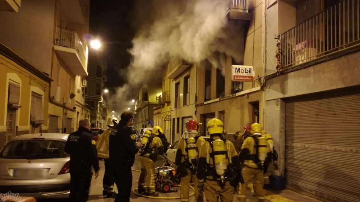 El fuego iniciado en el salón de una vivienda obliga a intervenir a bomberos y desalojar a los vecinos