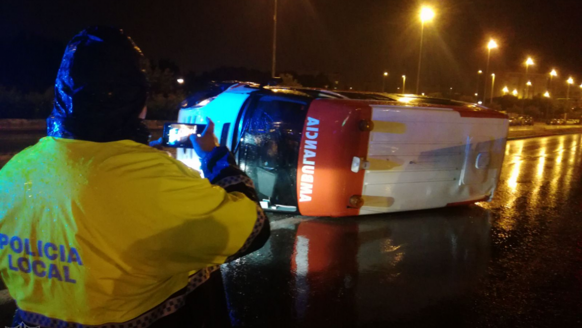 Interceptat un conductor després de provocar la bolcada d’una ambulància