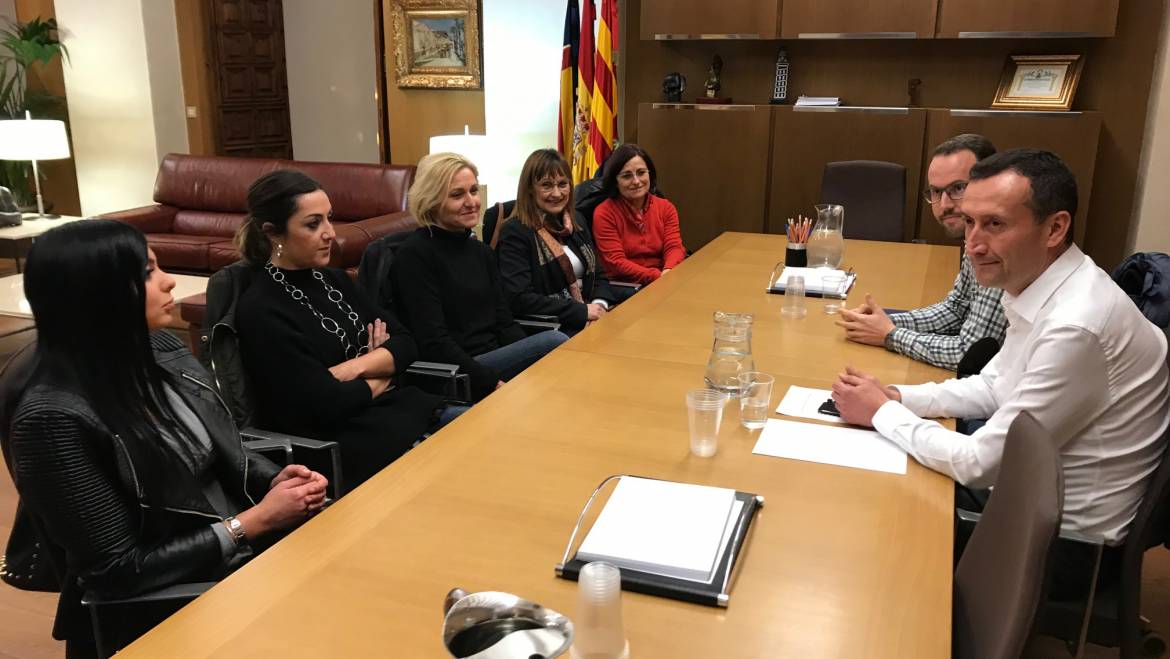 L’alcalde i el regidor de Manteniment es reuneixen amb els comerciants afectats pel tall de trànsit a causa de l’apuntalament de l’edifici de Regs El Progrés