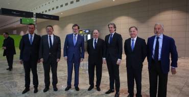 Una placa en la terminal de llegadas conmemora el medio siglo de actividad del aeropuerto Alicante-Elche