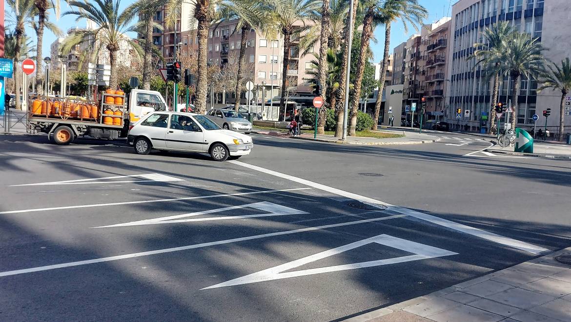 Finalizan los trabajos de repintado de señalización horizontal en El Pla y Los Palmerales y llegan a la Avenida de la Libertad