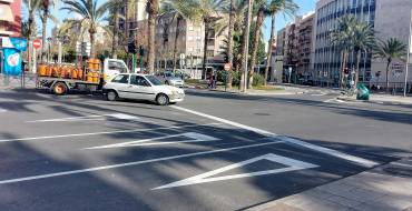Finalizan los trabajos de repintado de señalización horizontal en El Pla y Los Palmerales y llegan a la Avenida de la Libertad