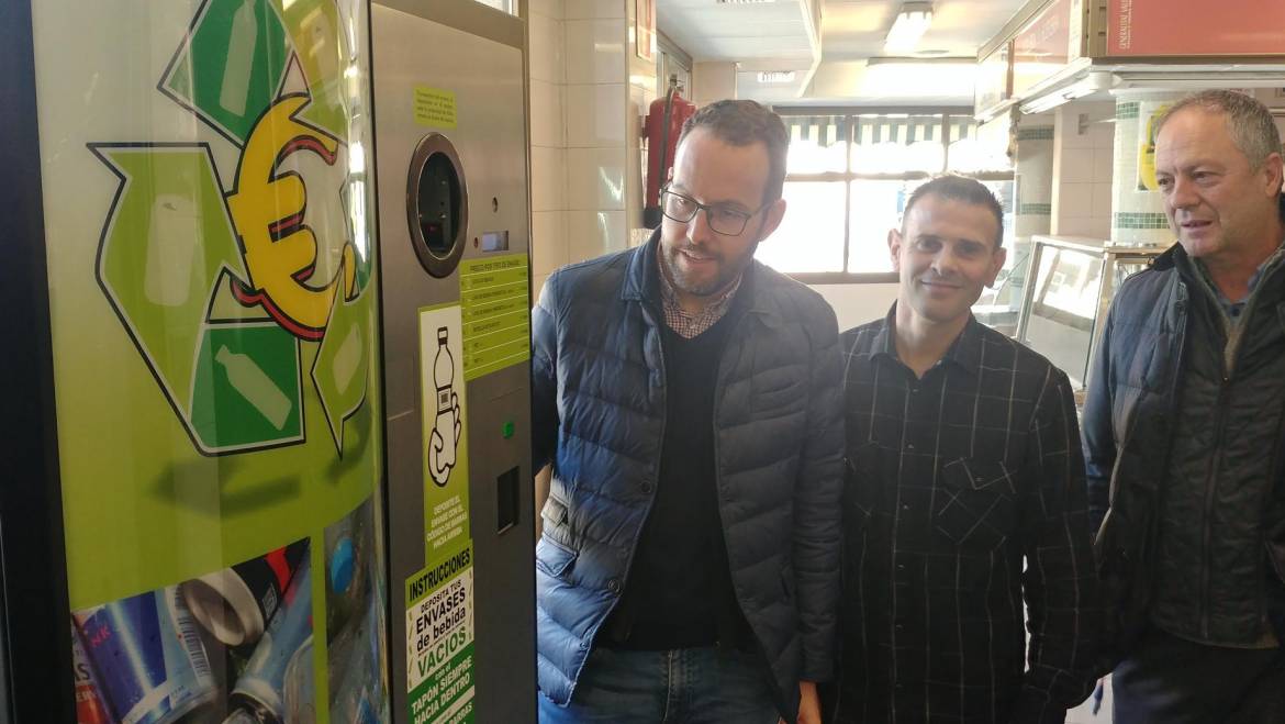 L’Ajuntament instal·la en la plaça de Barcelona una màquina de reciclatge amb incentius