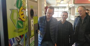 El Ayuntamiento instala en la Plaza de Barcelona una máquina de reciclaje con incentivos