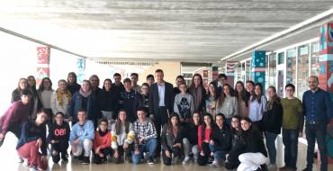 Alumos del IES La Foia presentan trabajos al alcalde y a la concejala de Educación