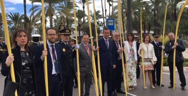 Miembros de la corporación municipal participan en la procesión del Domingo de Ramos