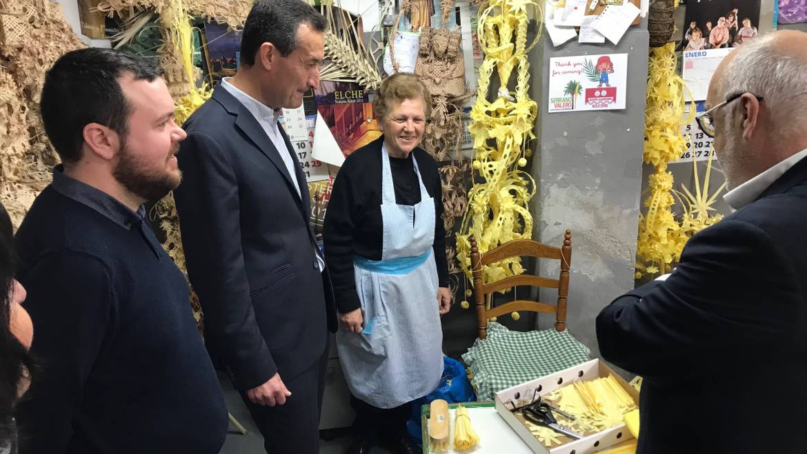 El alcalde y el edil de Palmeral visitan el taller de palma blanca de la familia Serrano