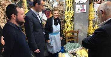El alcalde y el edil de Palmeral visitan el taller de palma blanca de la familia Serrano