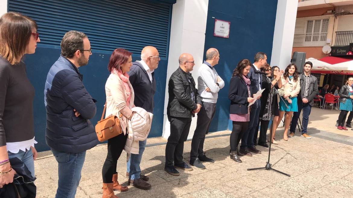 La inauguració del Jardí Doctor Alberto García García reuneix a més d’un centenar de persones