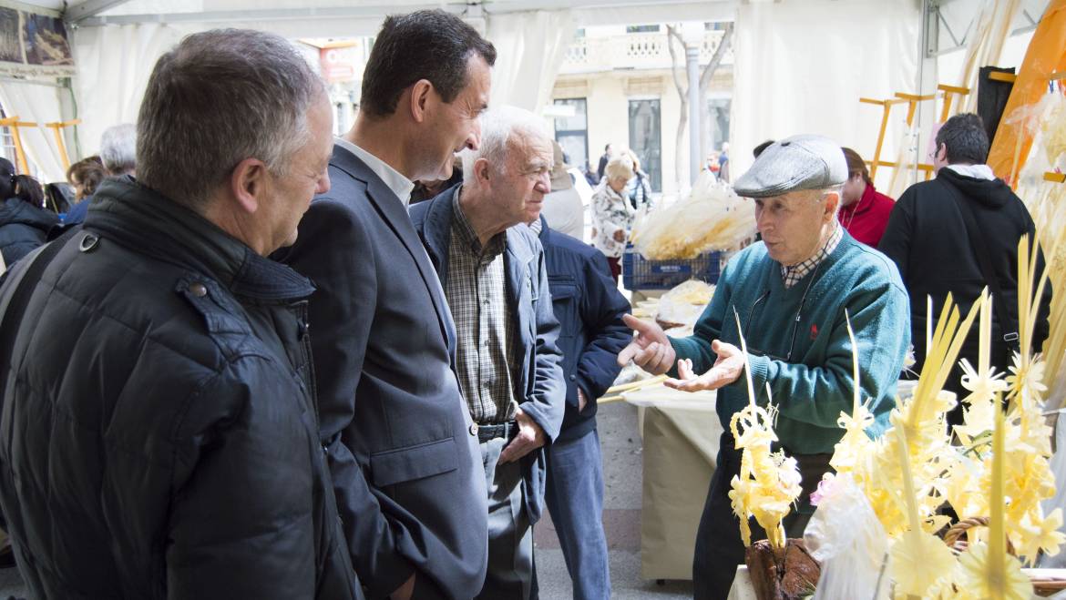 Miembros del equipo de gobierno visitan los puestos de venta de Palma Blanca en la Plaça de Baix