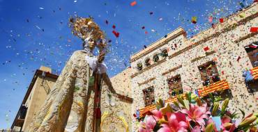 La procesión de las Aleluyas congrega a más de 40.000 personas en las calles de Elche