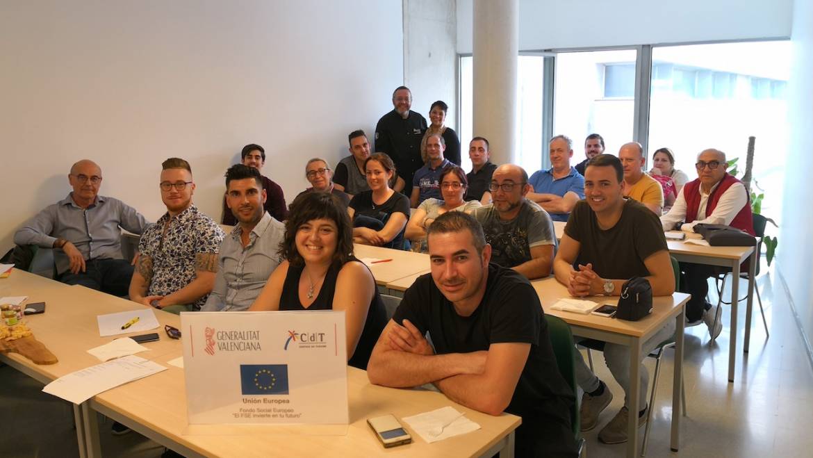 Una veintena de profesionales turísticos se forman sobre quesos en Elche