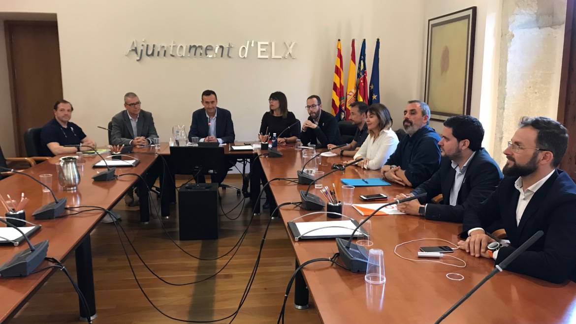 Els grups polítics acorden treballar amb comerciants, veïns i placers per a consensuar la conversió com a zona de vianants del centre històric