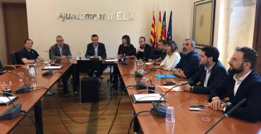 Els grups polítics acorden treballar amb comerciants, veïns i placers per a consensuar la conversió com a zona de vianants del centre històric