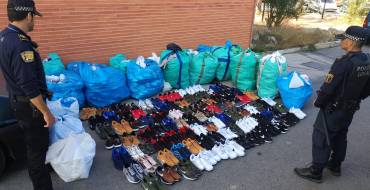 Intervenció en un control de més de mil parells de calçat falsificat i cinc detinguts
