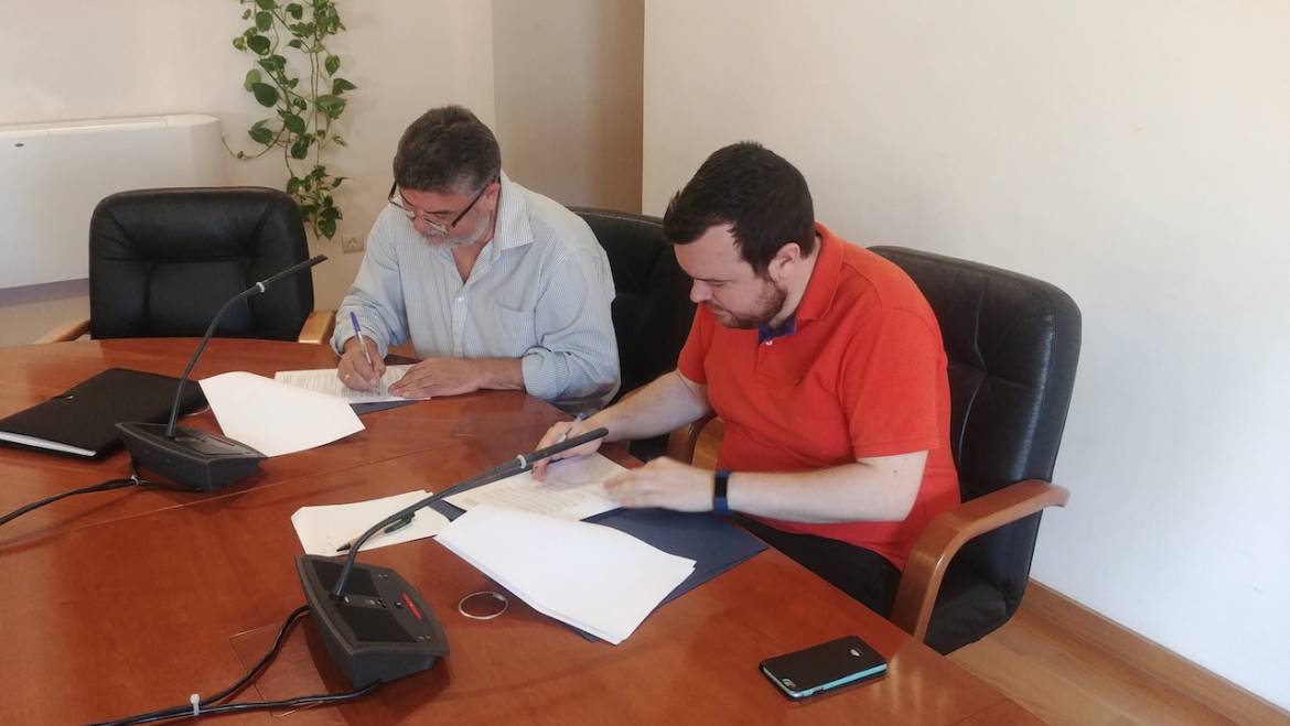 El Ayuntamiento firma un convenio de colaboración con la Associació per al Desenvolupament del Camp d’Elx