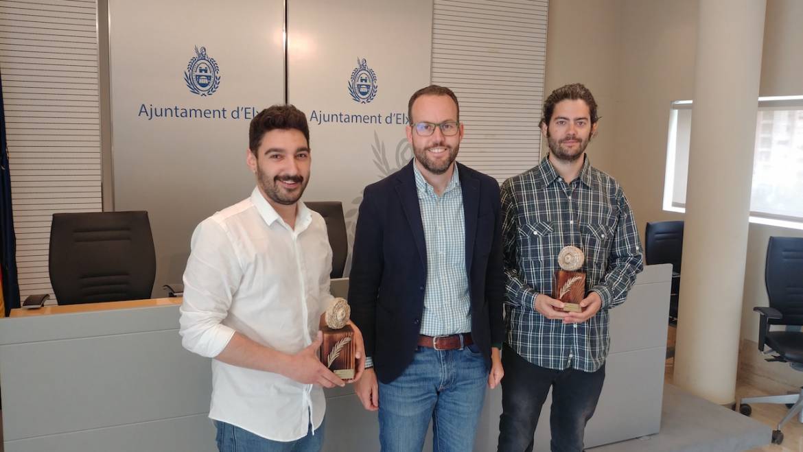 Una llibreria cafeteria i una empresa de tasses, emprenedors del mes