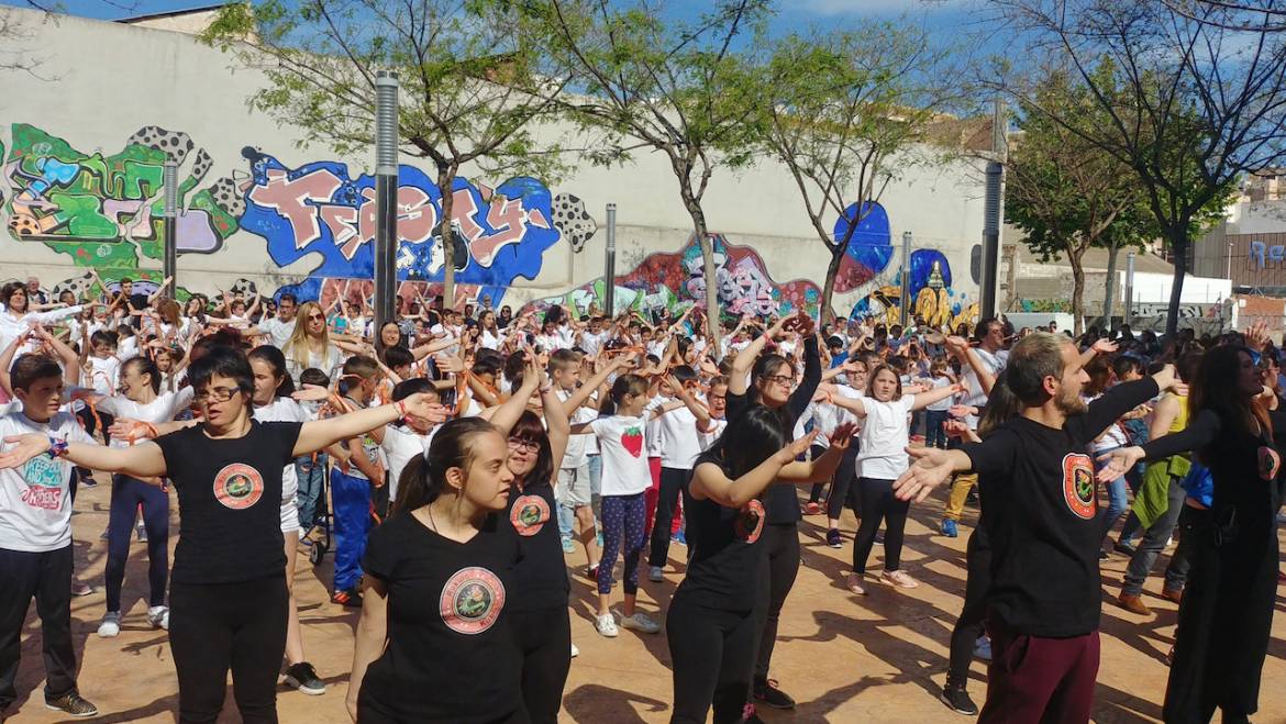 Prop de 500 persones participen en el flashmob per a celebrar el Dia Internacional de la Dansa
