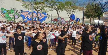 Prop de 500 persones participen en el flashmob per a celebrar el Dia Internacional de la Dansa