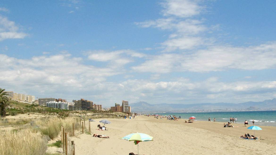 L’adjudicació d’un quiosquet de platja i hamaques i el lloguer per a esports nàutics permet ingressar 122.000 euros