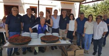 Los Amigos del Arroz con Costra y el Ayuntamiento agasajan con una comida para los mayores de la ciudad