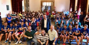 El alcalde recibe a los equipos base del Club Voleibol Elche por su gran temporada