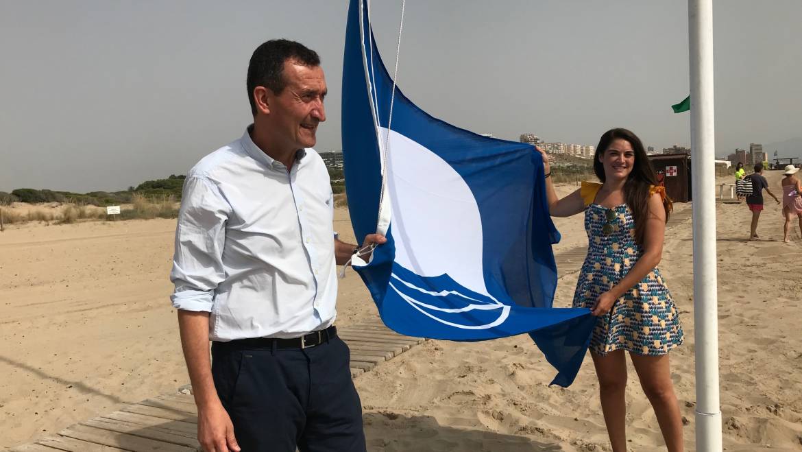 La bandera blava ja oneja en cinc platges il·licitanes