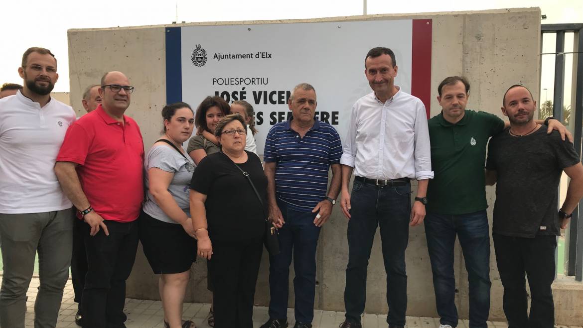 El poliesportiu de la Baia ja porta el nom de José Vicente Quiles