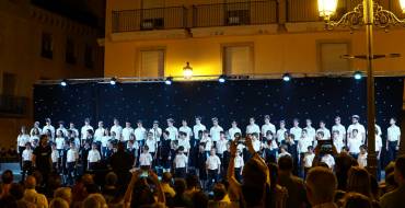 Cerca de 1.500 personas abarrotan la Plaza del Congreso Eucarístico para ver “Las voces del coro”