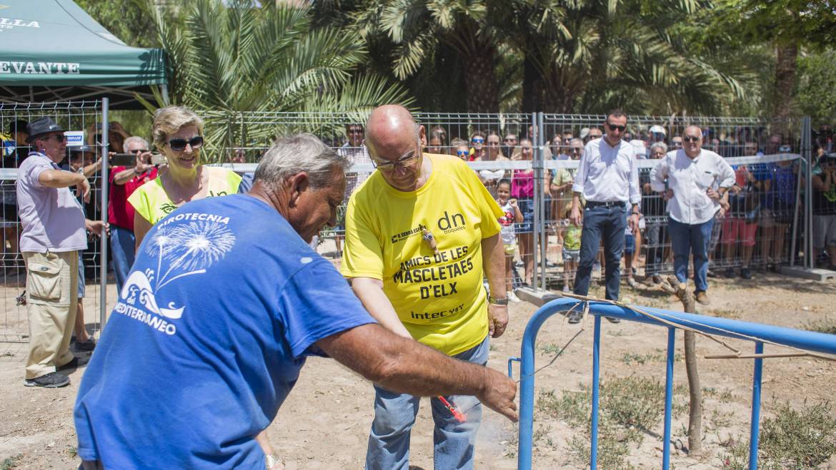 Una poderosa mascletà amb 100 quilos de pólvora avisa de l’inici de les festes
