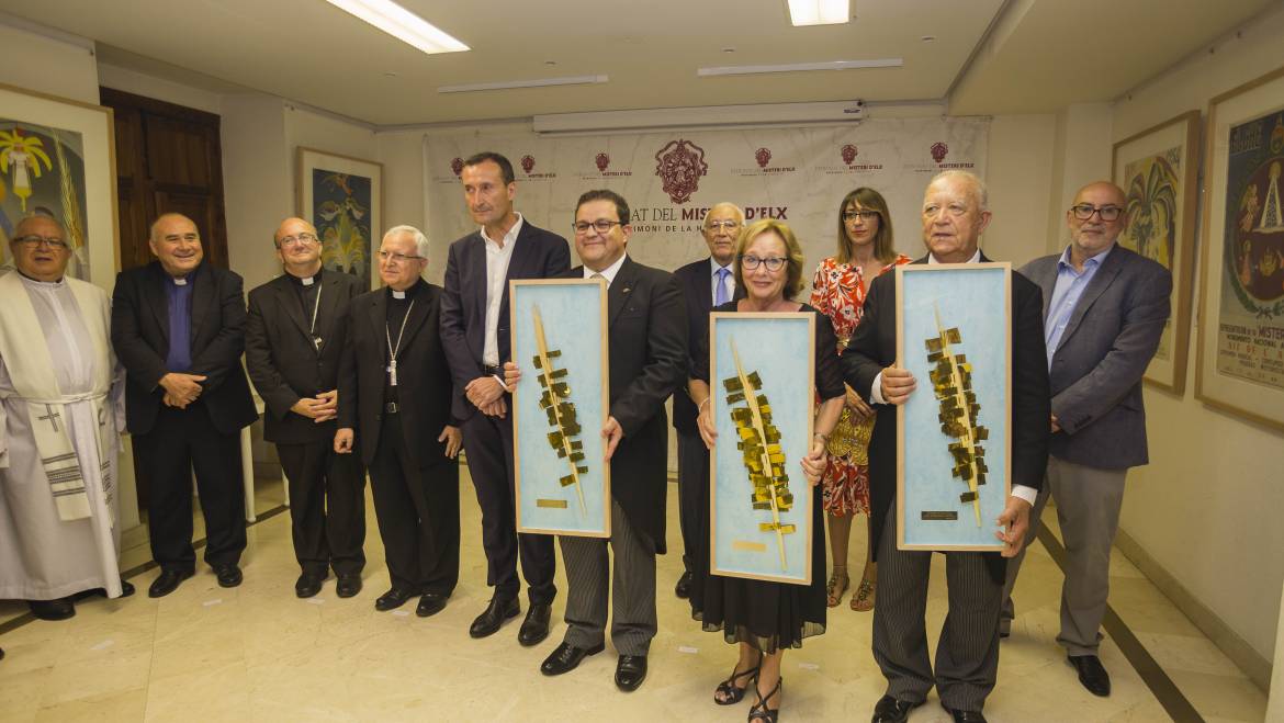 Lliurament de distincions a Portaestendard i Personalitats Electes
