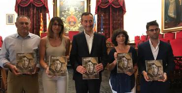 El salón de plenos acoge la presentación del número 59 de la revista Festa d’Elx