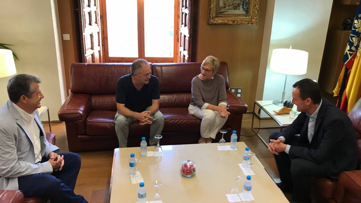 La consellera de Sanidad se compromete a impulsar la construcción del segundo centro de Salud en Altabix