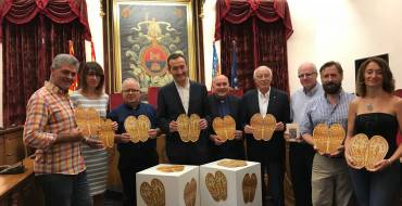 La suela de los zapatos de la Virgen de la Asunción y las alas del ángel, las dos caras del nuevo abanico del Misteri d’Elx