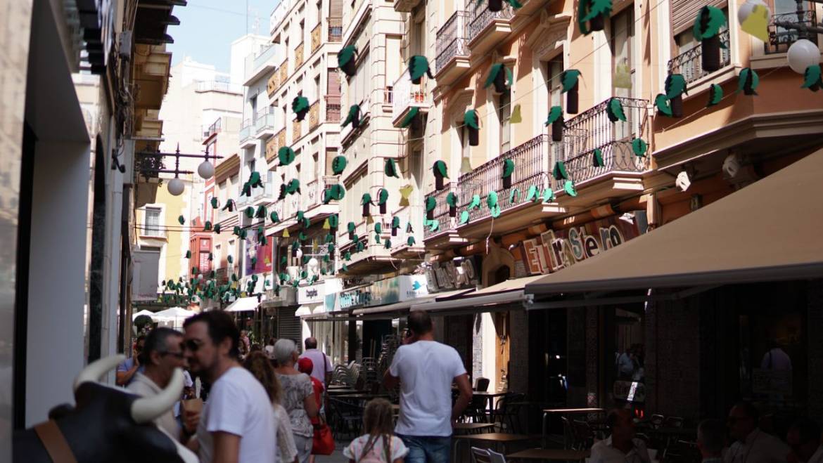 Las calles del centro de Elche se engalanan con motivo de las fiestas