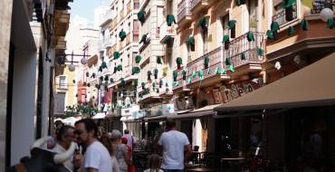 Las calles del centro de Elche se engalanan con motivo de las fiestas