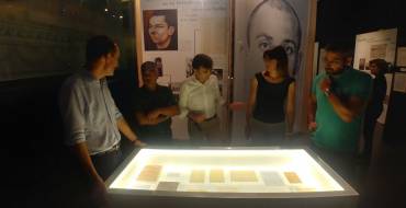 La exposición sobre el legado de Miguel Hernández recibe 3.000 visitas tras mes y medio en el MAHE