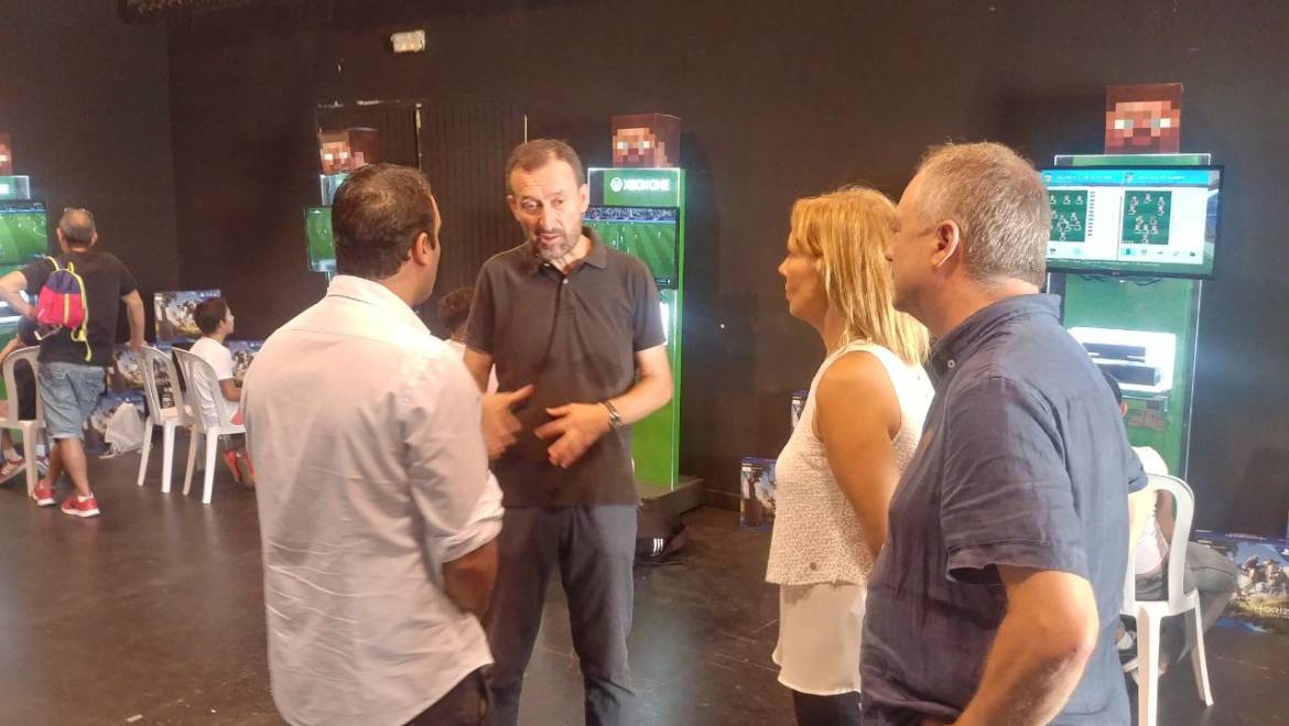 Varios miembros de la corporación municipal visitan la PartyElx2k18 en L’Escorxador