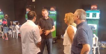 Varios miembros de la corporación municipal visitan la PartyElx2k18 en L’Escorxador