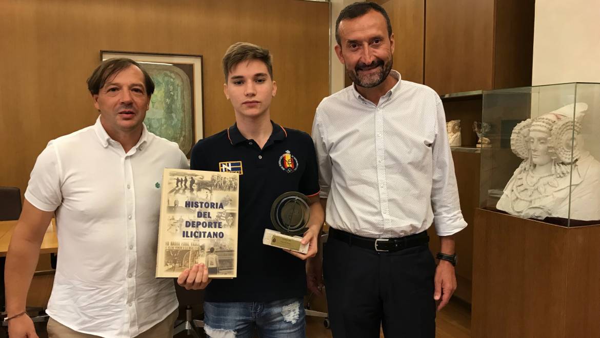 Recepció al jove esportista il·licità Hugo Arillo