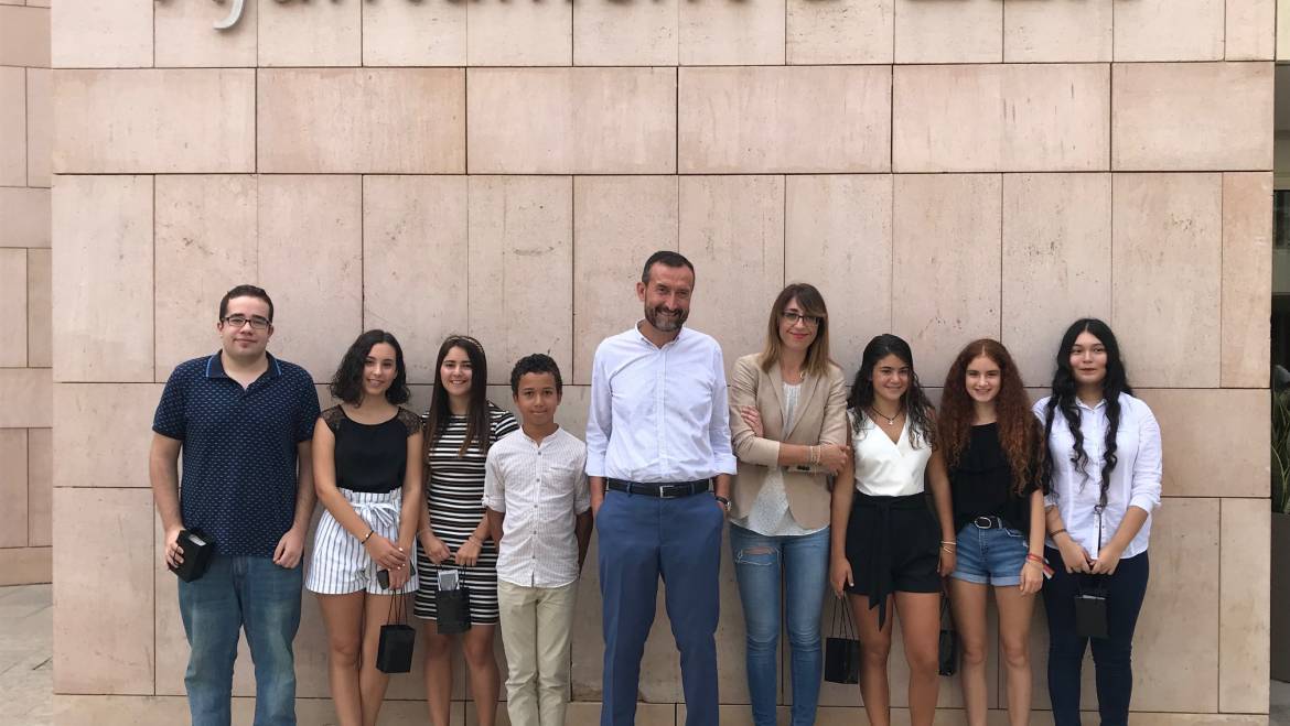 Recepción municipal a los ilicitanos de la Orquesta de Jóvenes de la Provincia de Alicante por su premio en el Festival Summa Cum Laude