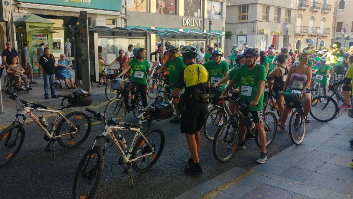 Més de 200 persones se sumen a la Marxa Urbana Ciclista i Patinadora